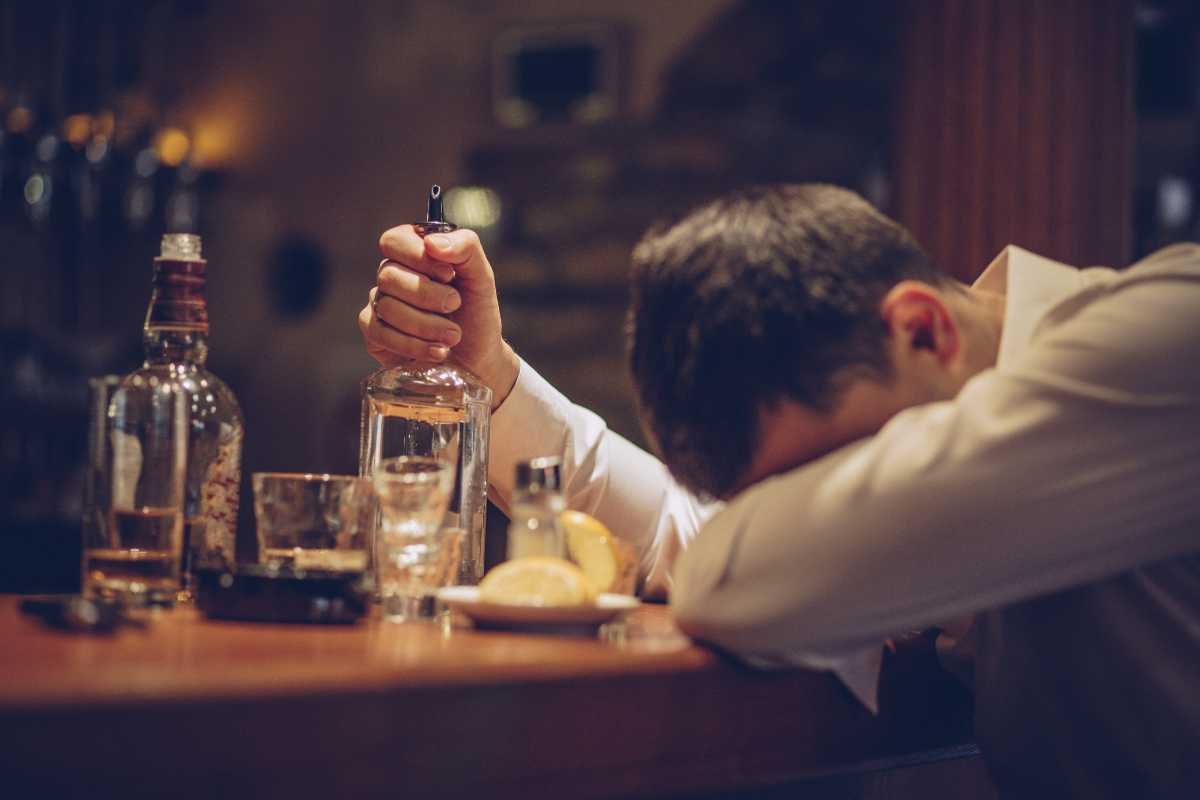 Heavy Drinking Tied to Brain Lesions, Alzheimer’s Markers, and Shorter Lifespan