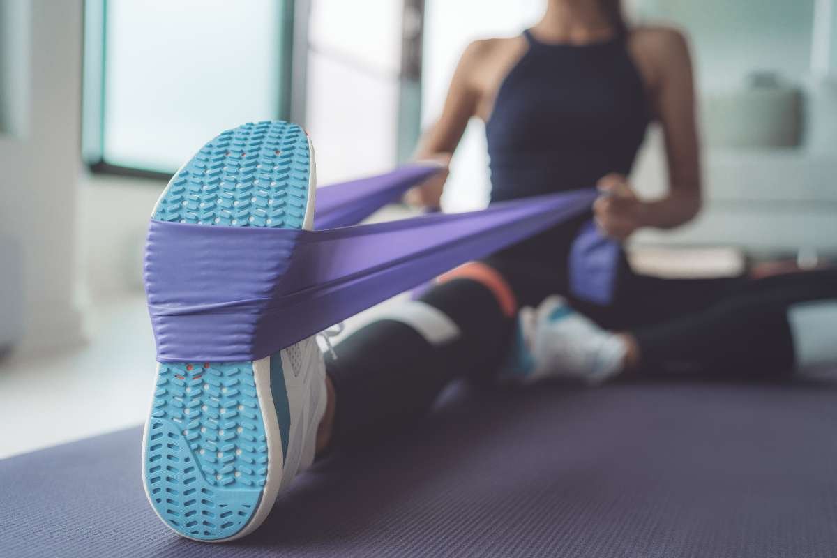 Stretch Band Exercises for Arms Without Going to the Gym | The Lifesciences Magazine