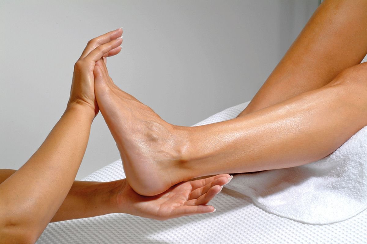 Essential Oils for Pain Relief & Safe Usage Tips | The Lifesciences Magazine