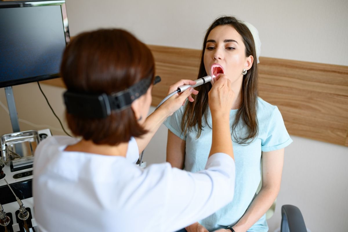 Why White Spots on the Throat May Signal Something Serious | The Lifesciences Magazine