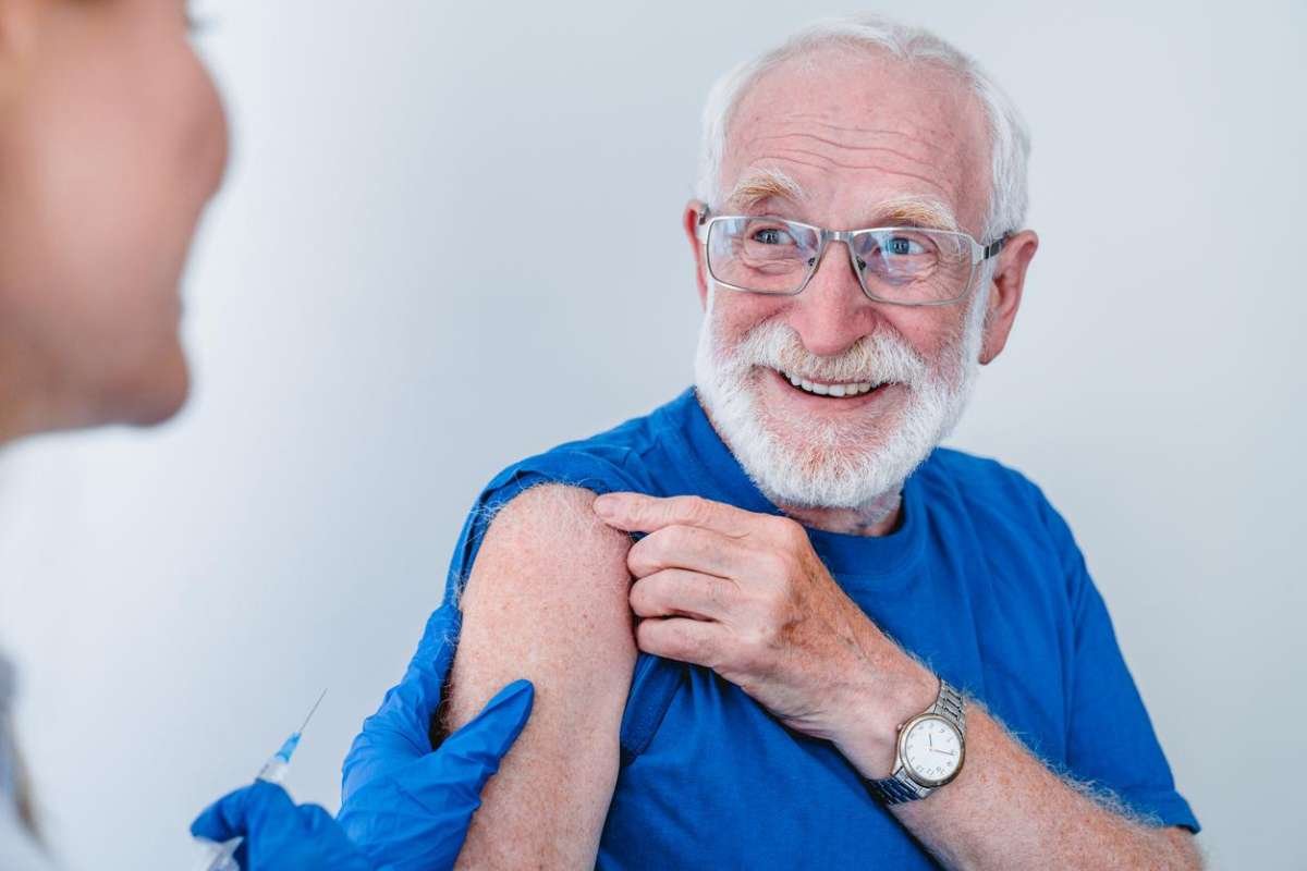 High-Dose Flu Vaccine Cuts Alzheimer’s Risk in Older Adults | The Lifesciences Magazine